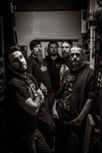 Bandfoto Smoking Hut On Stones